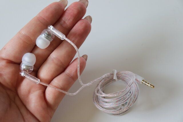 ダイソーのリモコンマイク付ステレオイヤホン（クリア）