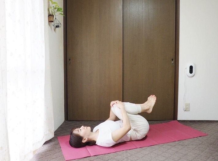 あお向けで両ひざを抱える