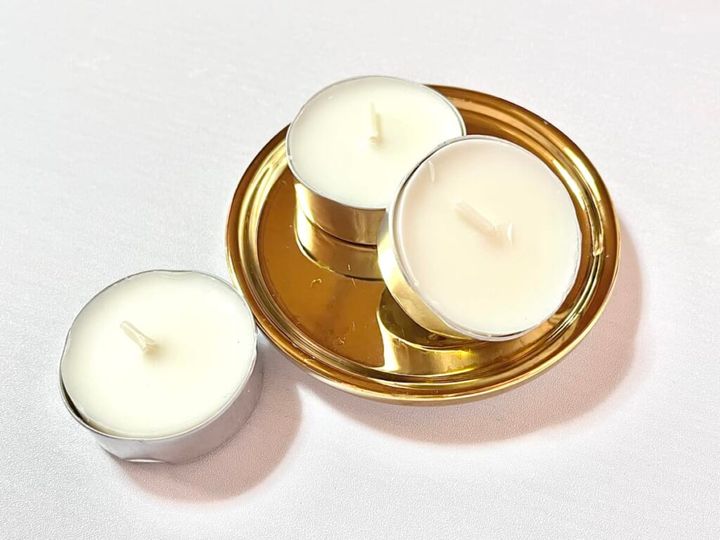 ダイソー「ソイキャンドル 9個入り」をトレイに乗せて紹介する画像