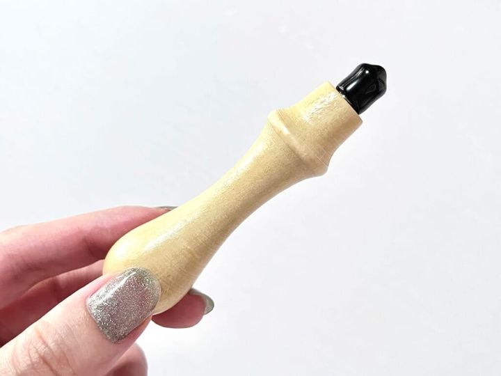 ダイソー「シーリングスタンプ用 ハンドル」を手に持って紹介する画像