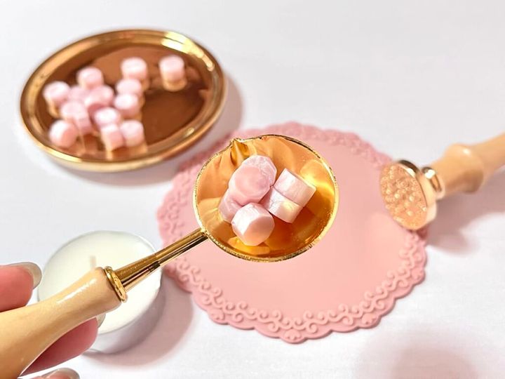 ダイソー「シーリングスタンプ用 スプーン」に「シーリングワックス 粒タイプ」リッチピンクカラーを入れた様子