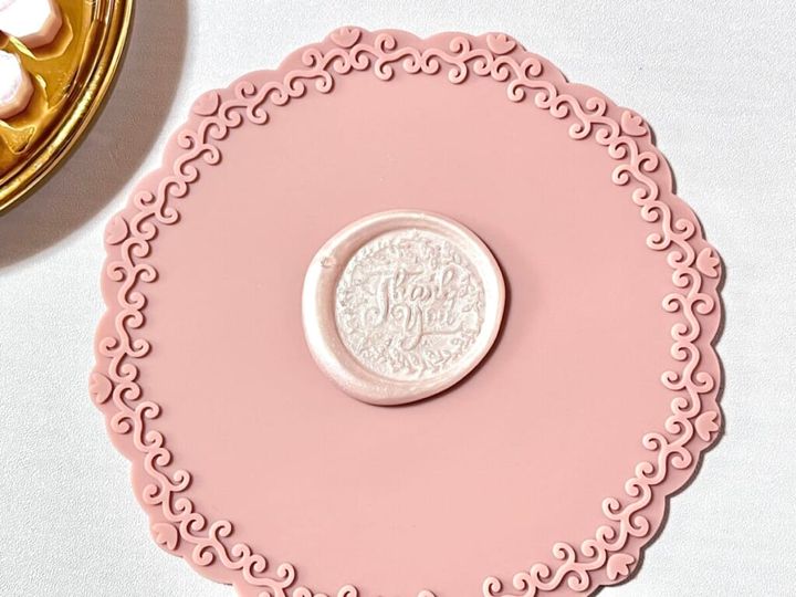 「シーリングスタンプ用 シリコーンマット」で固めた「シーリングワックス 粒タイプ」リッチピンクカラー