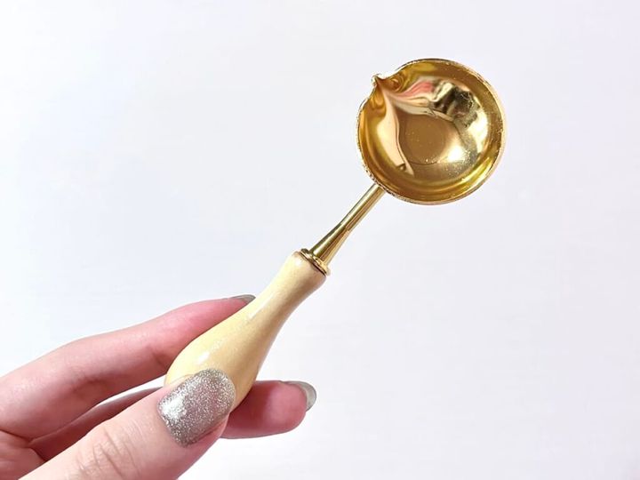 ダイソー「シーリングスタンプ用 スプーン」を手に持って紹介する画像