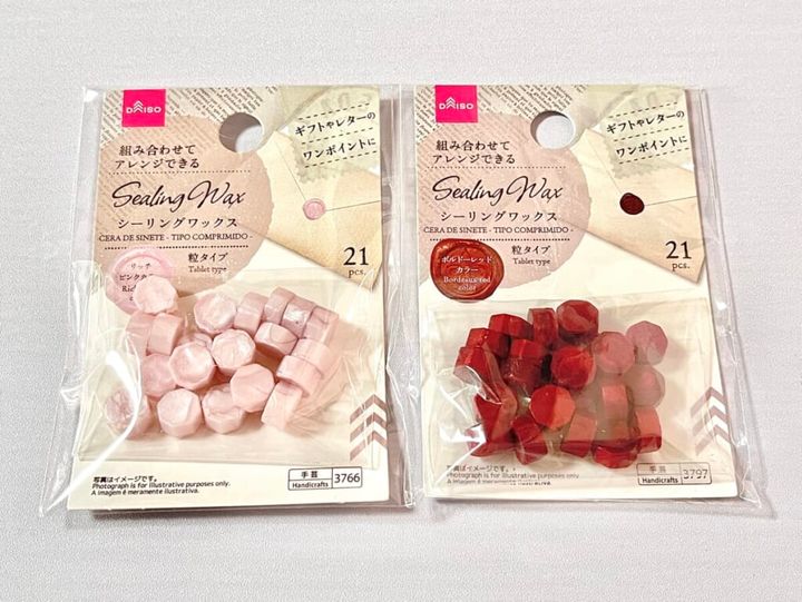 ダイソー「シーリングワックス 粒タイプ」のリッチピンクカラー、ボルドーレッドカラー