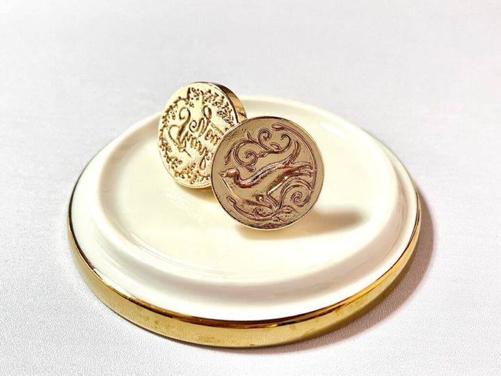 ダイソー「シーリングスタンプ用 スタンプヘッド」をトレイに乗せて紹介する画像