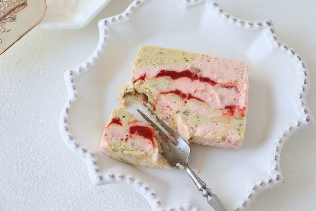 バナナ＆ストロベリーアイスケーキ フォークで掬う