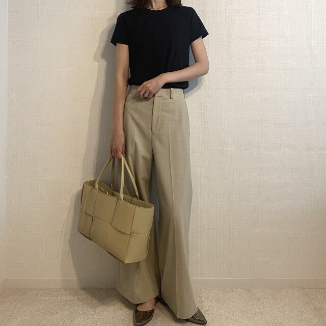 ユニクロクルーネックTとセンタープレスパンツコーデ