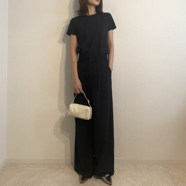 ユニクロクルーネックTとワイドパンツのオールブラックコーデ