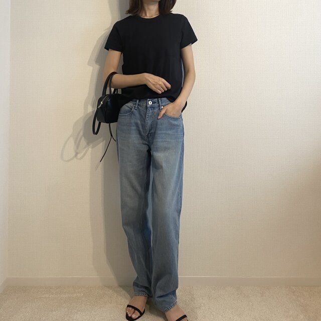 ユニクロクルーネックTとデニムの王道コーデ