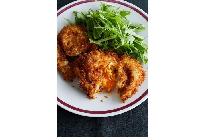 黄身がとろ～りと流れ出す“卵カツ”