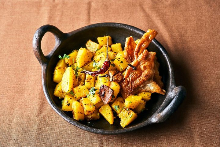 こってり香ばしい“じゃがいもの鶏皮クミン炒め”