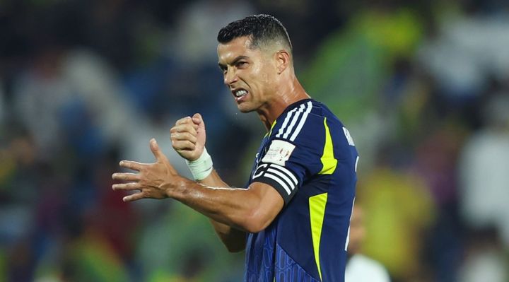 39歳ロナウド、味方に怒りのポーズ！銀メダル拒否で懲罰か…敵ファンはメッシ合唱