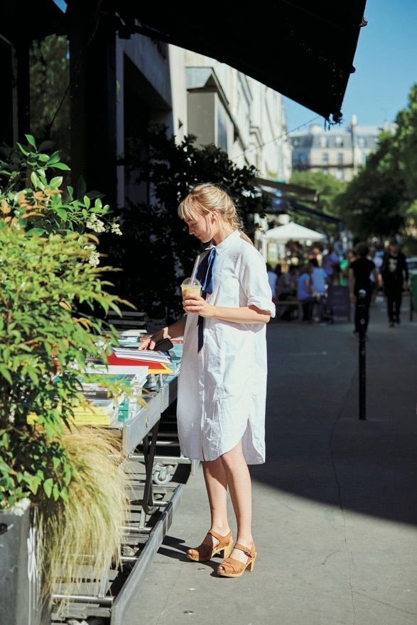 シンプルな真っ白なシャツワンピにネイビーのリボンを合わせた技アリコーデ