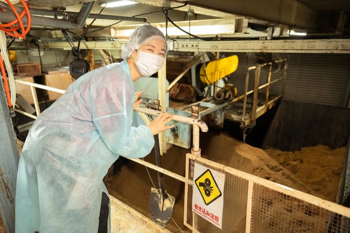 到着した原糖の保管倉庫（筆者のまるも亜希子）