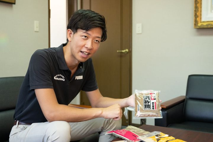 「茶色い砂糖には栄養素の『蜜』が含まれているから健康によいんです」と語る宮崎邦紘さん