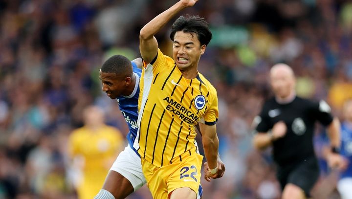 三笘薫を倒した39歳のヤング、最年長退場選手になる 「ヤングなのに最年長」