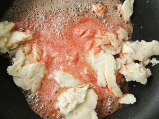 たらこスプレッドとむね肉を絡める