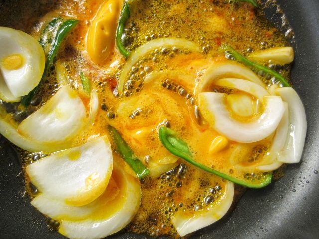 玉ねぎとピーマンを炒めれ、うにバターブレンドを入れる