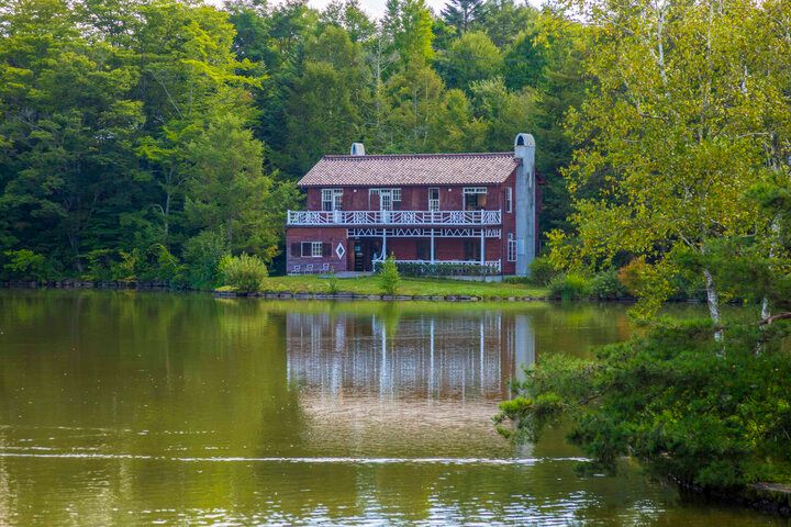 軽井沢の湖のほとりでアート鑑賞や名建築めぐり♪ 「軽井沢タリアセン」の湖畔をおさんぽ