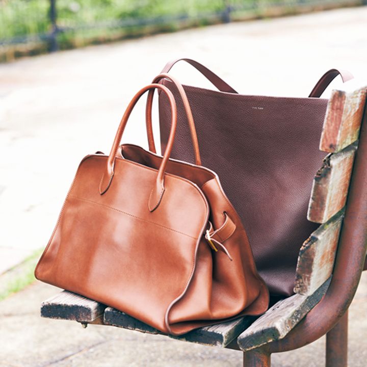 黒より柔和で落ち着いた雰囲気が好きなザ ロウのブラウンのバッグ