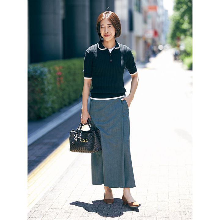 ATONのグレーのラップスカートで上品コーデ