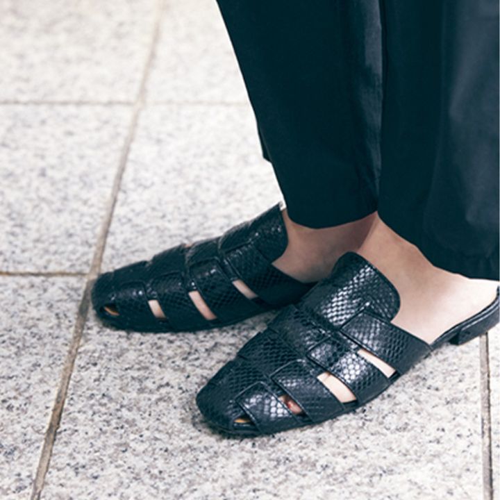 Church'sの黒グルカは甲が深く細身なのでお仕事シーンにもフィット