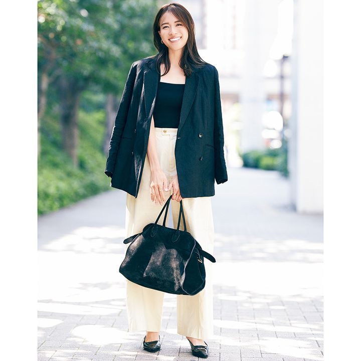 笹川友里さんの黒ジャケットコーデ