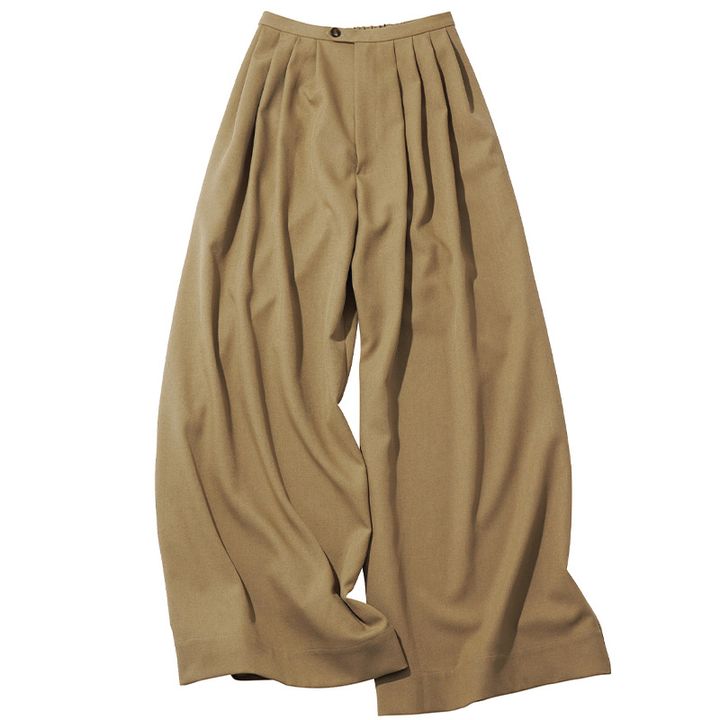 Na.eのベージュのワイドスラックスは落ち感がキレイで重宝
