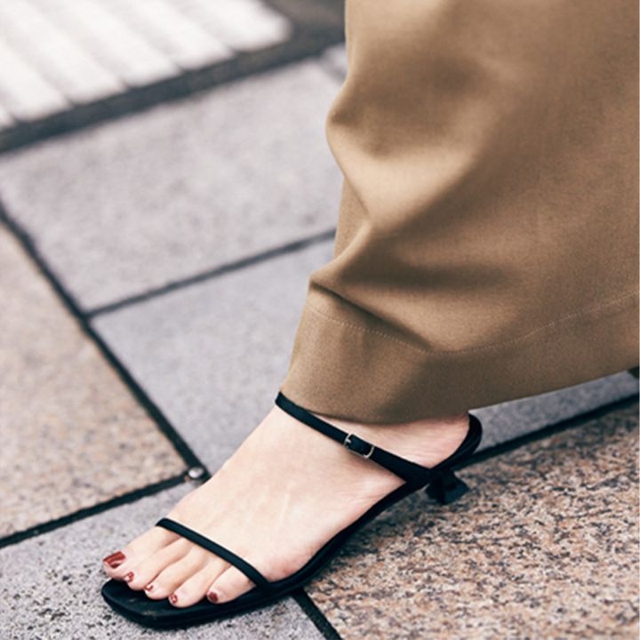 足元はLE TALONの華奢なストラップサンダル