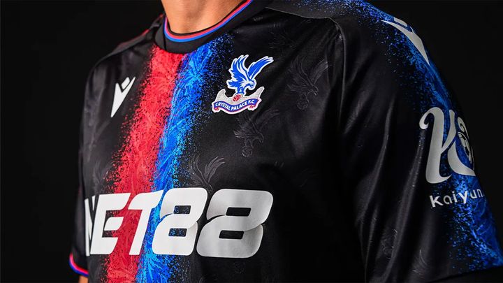 鎌田大地のクリスタル・パレス、新サードユニフォームを発表！漆黒の美グラフィックが大好評