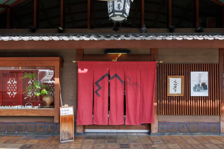 京都・祇園の老舗和菓子店「鍵善良房 四条本店」で、絶品くずきりを味わう