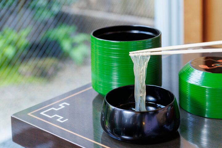 京都・祇園の老舗和菓子店「鍵善良房 四条本店」で、絶品くずきりを味わう