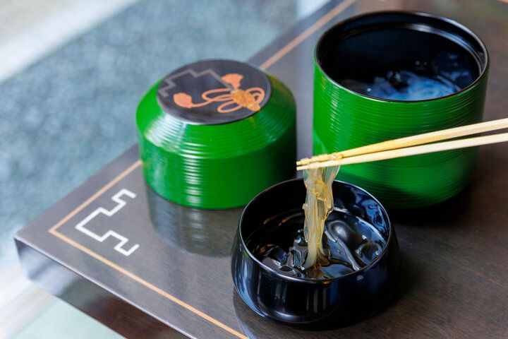 京都・祇園の老舗和菓子店「鍵善良房 四条本店」で、絶品くずきりを味わう