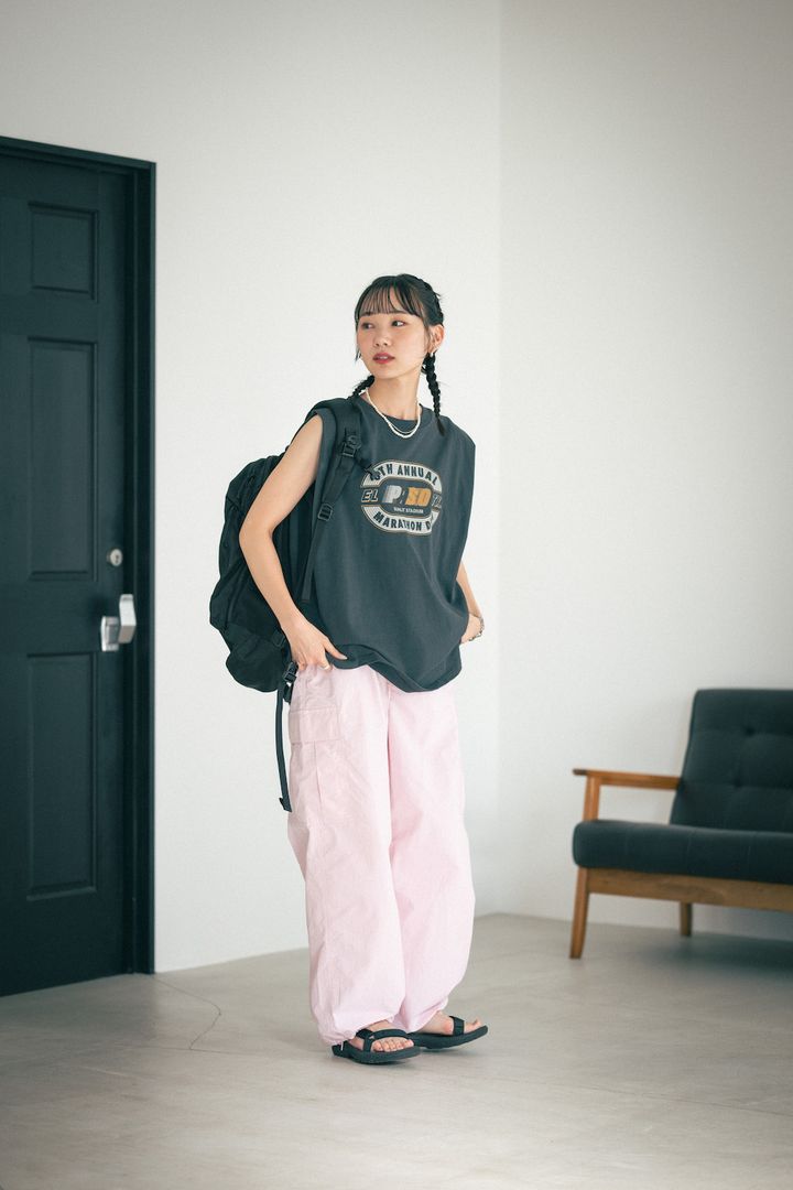 まだまだ暑い晩夏は“ノースリーブ”が活躍！ピンクが効いたボーイッシュコーデ【FUDGE FRIEND おしゃれさんの毎日コーディネート vol.419｜UMI】