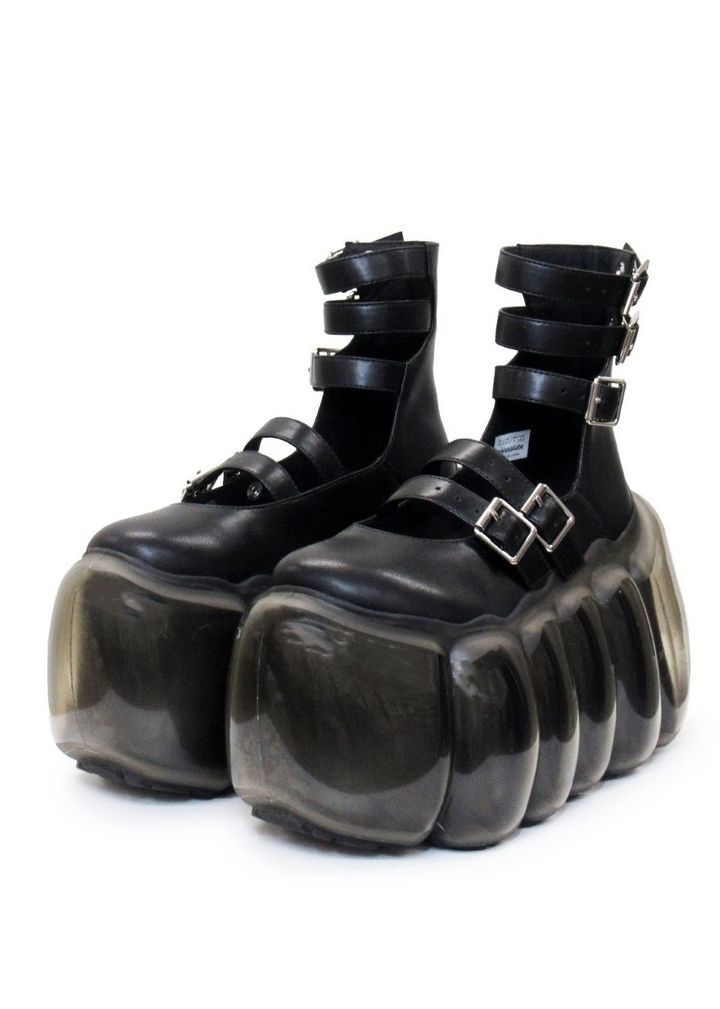 High Bubble Five Belts Mary Jane / Black ¥62,700／MIKIOSAKABE（2024年末展開予定_ https://mikiosakabejennyfax.store/pages/contact） Photo: Courtesy of MIKIOSAKABE