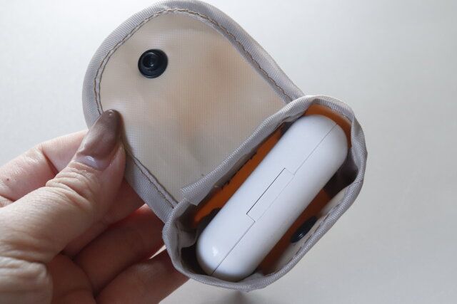 セリアのワイヤレスイヤホンケースホルダーに収納