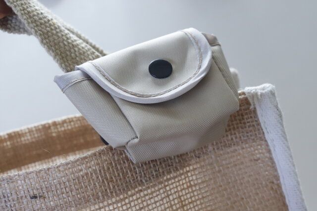 セリアのワイヤレスイヤホンケースホルダーをバッグに取り付け