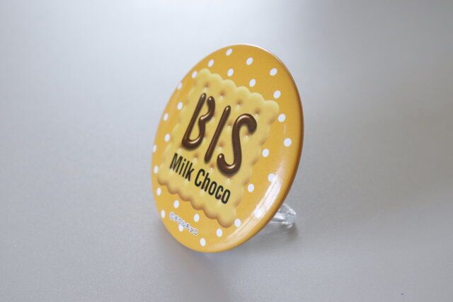 セリア 推し活缶バッジスタンド 2P 使用例