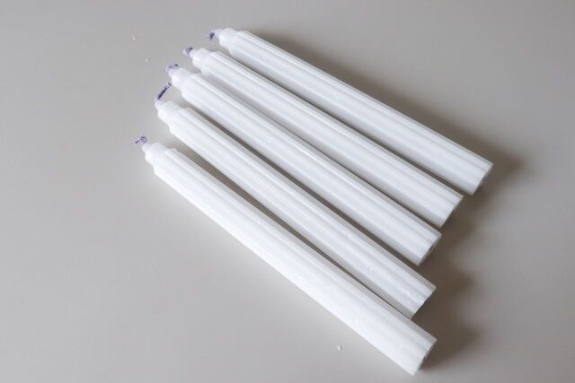 ダイソーの日本の美しい淡紫のろうそく