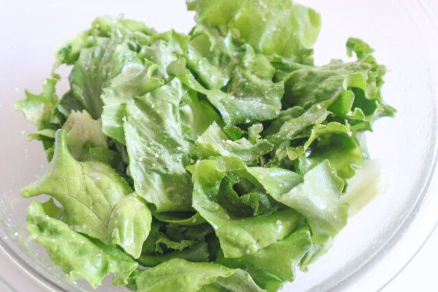 グリーンリーフに粉チーズ混ぜる。