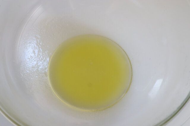 ボウルにオリーブオイル、レモン汁、塩を入れ混ぜる。