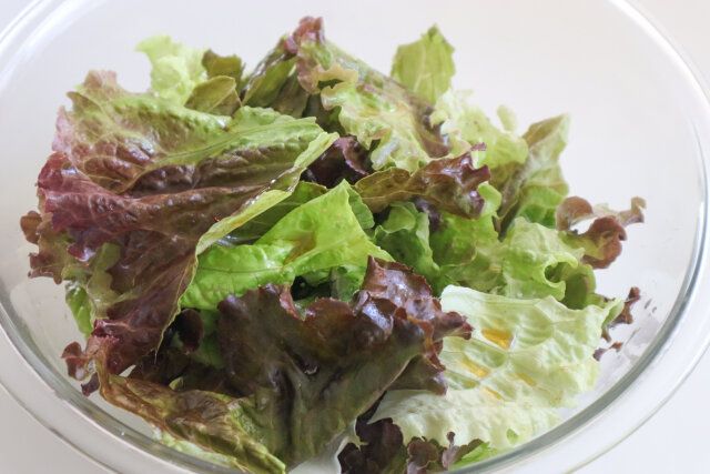 ごま油とサニーレタスを絡める。