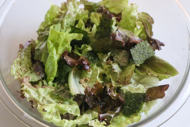 サニーレタスににんにく、鶏がらスープの素、白いりごま、焼き海苔をちぎって加え混ぜる。
