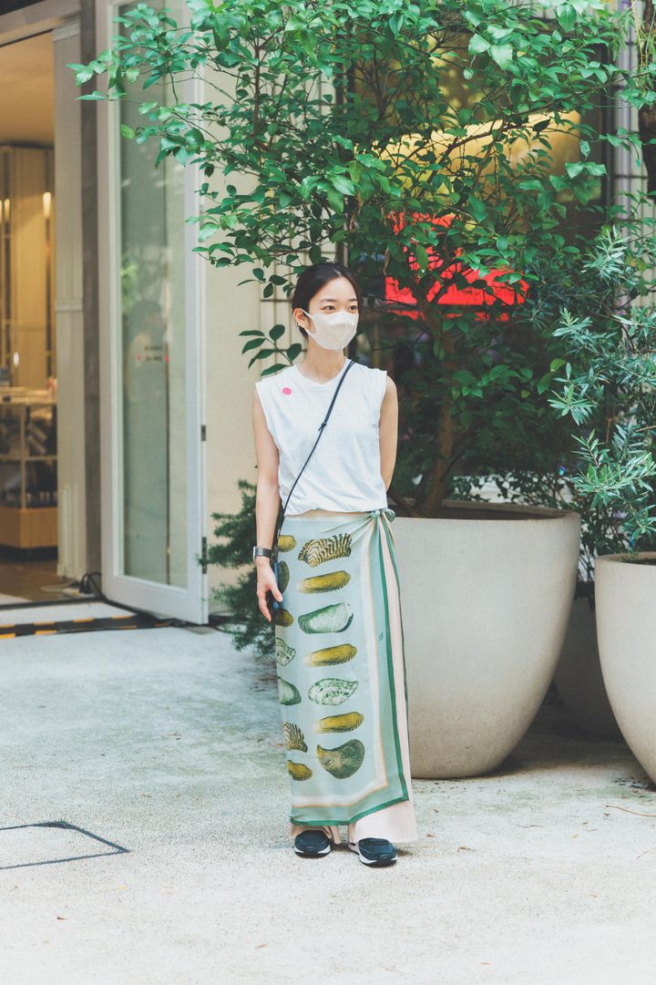 シンプルコーデは、大胆なグラフィックのスカーフを取り入れてシックに！【話題のイベントに集まる人をスナップ】