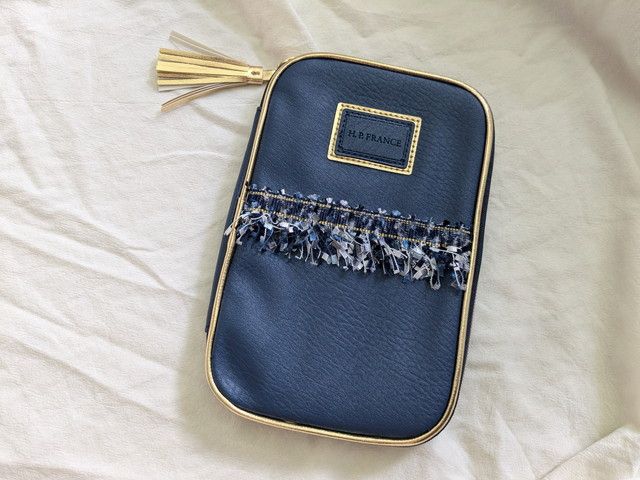 スマホや鏡が立てられるスタンド付きポーチ