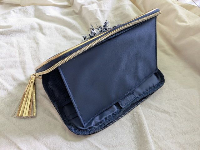 ポーチを立てたところ