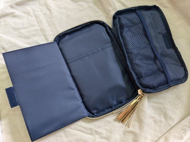 ポーチを開いたところ