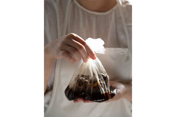 調味料で豚肉をもみ込む