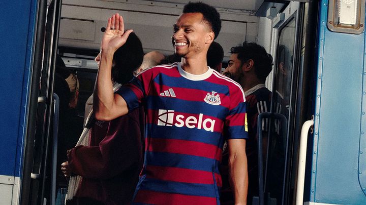 懐かしのボーダー復活！ニューカッスルが新アウェイユニフォームを発表 「人気の90年代ユニ」がよみがえる