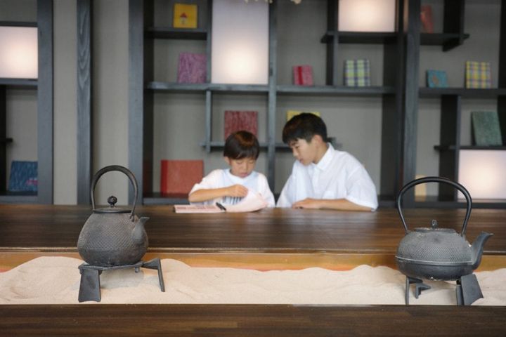 ラウンジでは昔話に出てきそうな囲炉裏も。